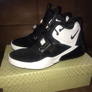 Nike Air Max 270 Size 8.5 Men Black and White Sneakers